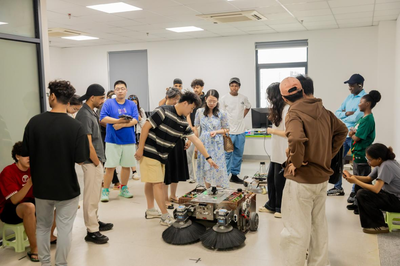 國際師生沉浸式體驗具身智能AI科技，感知中國創新力量